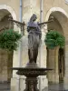 Fleurance - Statue fontaine et halle de la mairie fleurie de géraniums ; dans la Lomagne gersoise