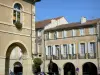 Fleurance - Hal van het stadhuis (City Hall), standbeeld en fontein huizen met arcades van het centrale plein (Place de la Republique) van het huis, in de Gers Lomagne
