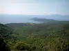 Floresta de Chiavari - Colinas cobertas de florestas, mar Mediterrâneo e costas à distância