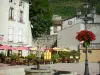 Foix - Lugar pireno: fuente, farola restaurante de la terraza con flores y fachadas de las casas en el casco antiguo