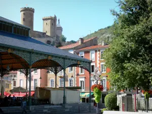 Foix - Türme des Schlosses der Grafen von Foix (mittelalterliche Festung, Burg) dominierend die Getreidehalle (Typ Baltard) und bunte Fassaden der Altstadt