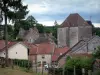 Fondremand - Keep (kasteel), bomen en huizen in het dorp