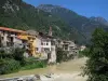 Fontan - Clocher et maisons du village au bord du fleuve Roya et montagnes ; dans la vallée de la Roya