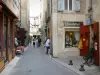 Forcalquier - Strasse der Altstadt gesäumt von Häusern und Boutiquen