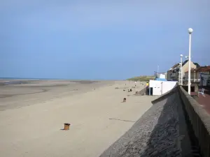 Fort-Mahon-Plage - Sandstrand, Damm-Promenade gesäumt von Strassenleuchten, Häuser