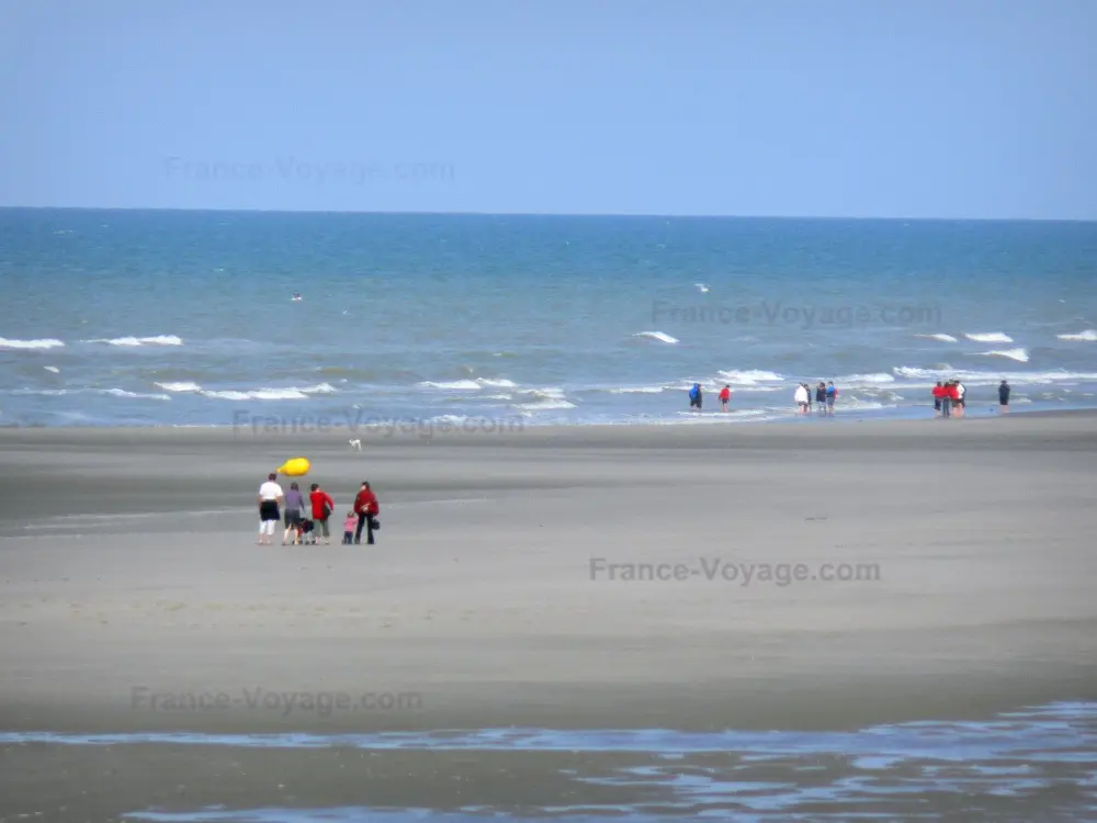 Fort-Mahon-Plage - Plage de sable avec des promeneurs et mer (la Manche)