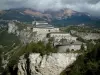 Forts de l'Esseillon - Les cinq forts (fortifications) de la barrière de l'Esseillon, arbres, montagnes et ciel nuageux, en Maurienne (zone périphérique du Parc National de la Vanoise et route des Grandes Alpes)