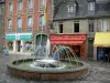 Fougères - Place Aristide-Briand : fontaine, commerces et maisons