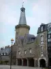 Fougères - Beffroi, lampadaire et maisons de la ville