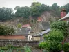 Fougères - Jardin potager, maisons, parois rocheuses et arbres