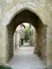 Fourcès - Door (passage) van de Clock Tower