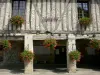 Fourcès - Oud Vakwerkhuis, versierd met geraniums (bloemen), de huisvesting van het stadhuis Fourcès