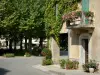 Fourcès - Maison décorée de fleurs et place ronde ombragée de platanes (arbres)