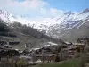 Foux d'Allos - Val d'Allos滑雪胜地的小木屋和建筑物1800，滑雪缆车和积雪覆盖的山峰
