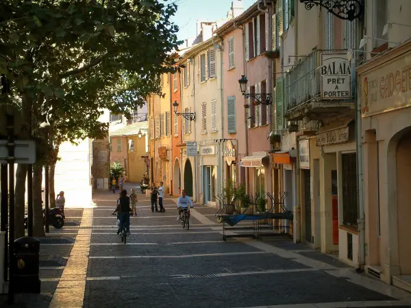 Fréjus - Arbres de la place Formigé, magasins et maisons aux façades colorées de la vieille ville