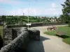 Fresnay-sur-Sarthe - Jardín público del castillo: caminar a lo largo de las murallas con vistas al paisaje de los alrededores