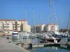 Frontignan-Plage - Bateaux et voiliers du port de plaisance, quai et immeubles de la station balnéaire