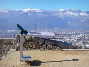 Fuerte de la Bastilla - Sitio de la Bastilla (en la ciudad de Grenoble): terraza de Geólogos: panel de la pantalla y el telescopio de mirador con vistas a la ciudad de Grenoble y las montañas que la rodean