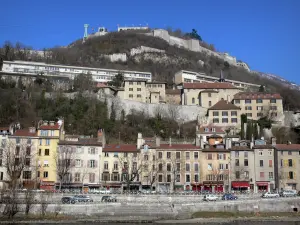 Fuerte de la Bastilla - Fortificaciones de la Bastilla (Bastille colina) con vistas a las casas y edificios en la ciudad de Grenoble