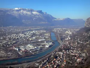 Fuerte de la Bastilla - Desde la altura de la Bastilla, con vistas al valle del Isère, en Grenoble y las montañas
