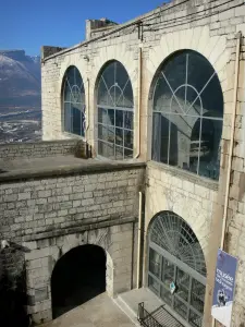 Fuerte de la Bastilla - Dungeon de la fortaleza de la Bastilla y la entrada del museo de las Tropas de Montaña (en la ciudad de Grenoble)