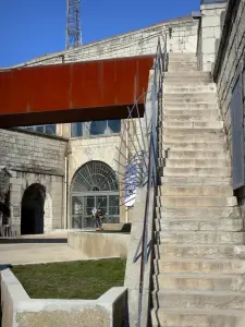 Fuerte de la Bastilla - Sitio de la Bastilla (en la ciudad de Grenoble): escaleras y la entrada al Museo de Tropas de Montaña