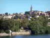 Fumal - Lot rio, árvores à beira da água, casas da cidade e campanário da igreja Saint-Antoine dominando o conjunto