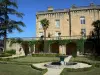 Fumel - Château de Fumel abritant la mairie, et jardin à la française