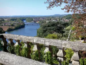 Fumel - Vue sur la vallée du Lot depuis la terrasse du château