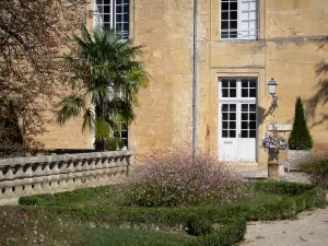 Fumel - Façade du château et sa terrasse fleurie