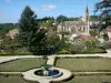 Fumel - Jardin à la française du château avec vue sur l'église Saint-Antoine et les maisons de la ville