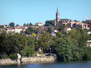 Fumel - Rivière Lot, arbres au bord de l'eau, maisons de la ville, et clocher de l'église Saint-Antoine dominant l'ensemble