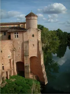 Gaillac - Abtei Saint-Michel, Bäume die sich im Gewässer des Flusses (Tarn) widerspiegeln und Wolken im Himmel