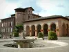 Gaillac - Place Thiers met fontein, bloemen (geraniums), Hall (arcades) en bakstenen huis