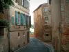 Gaillac - Alley in de oude stad met zijn bakstenen huizen