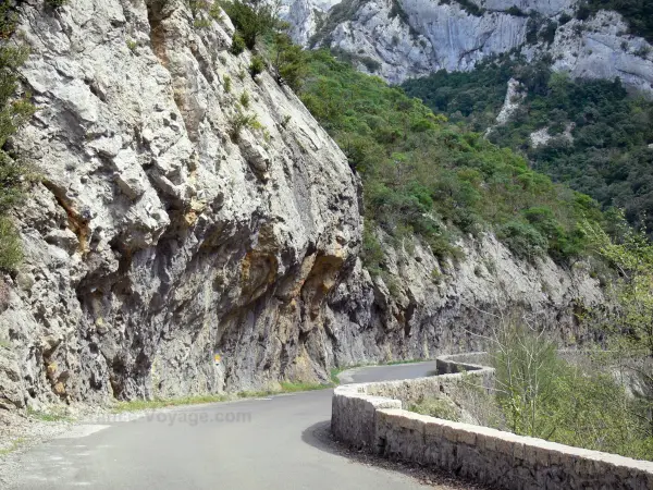 Galamus gorges - Gorges road and cliffs; in the Fenouillèdes