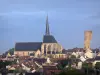 Gallardon - Tour appelée épaule de Gallardon (ruine, vestige du donjon), église Saint-Pierre-et-Saint-Paul et maisons de la cité médiévale