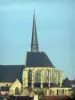 Gallardon - Église Saint-Pierre-et-Saint-Paul et toits de maisons de la cité médiévale