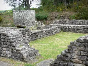 Gallo-Roman remains of Les Cars - Gallo-Roman villa with tray Cars (large granite monolith tank)