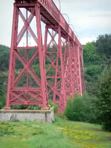 Garabit-Viadukt - Eisenpfähle des Eisenbahnviadukts