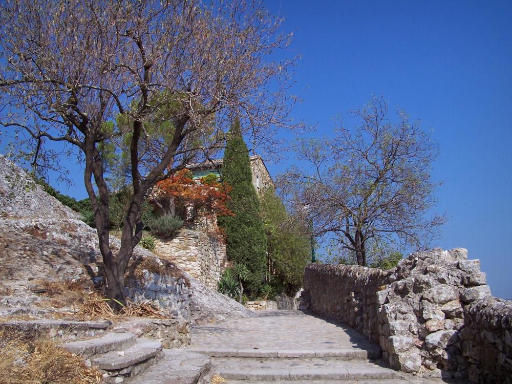 Guide du Gard - Aiguèze - Chemin de ronde bordé d'arbres