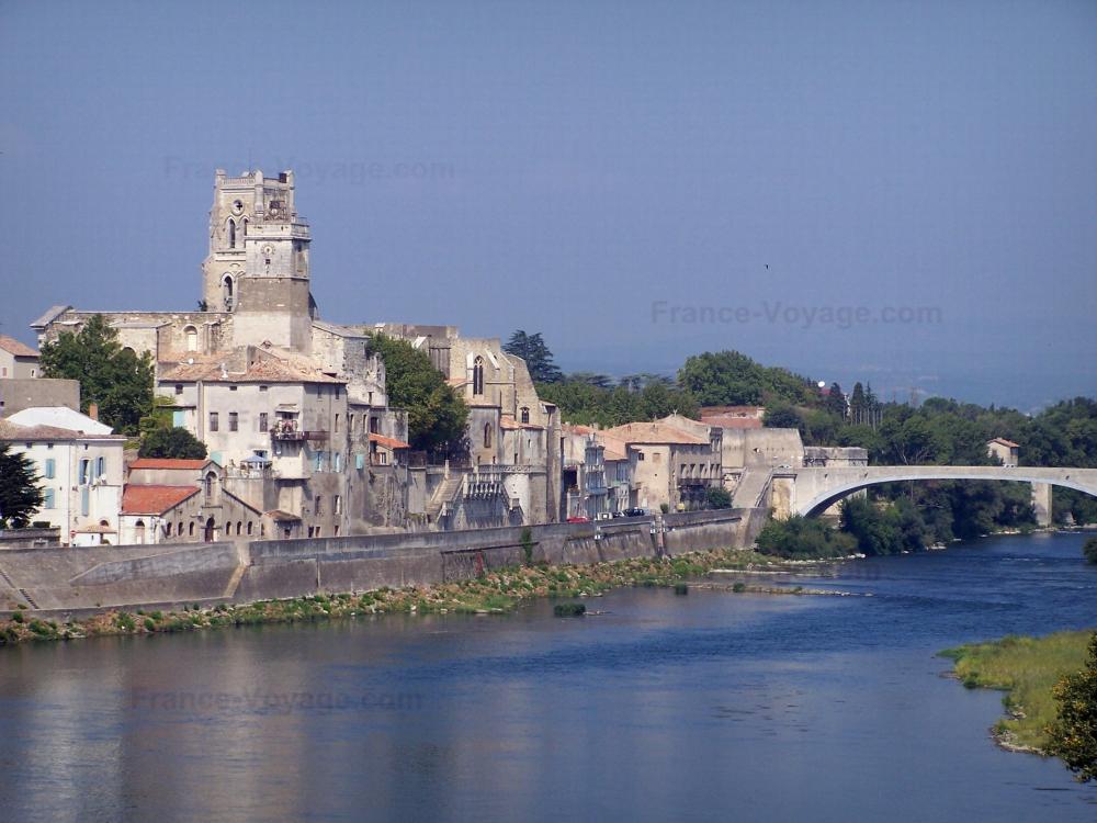 Guide du Gard - Paysages du Gard - Clocher de l'église Saint-Saturnin, clocher du prieuré Saint-Pierre et maisons de la ville de Pont-Saint-Esprit, pont enjambant le fleuve Rhône