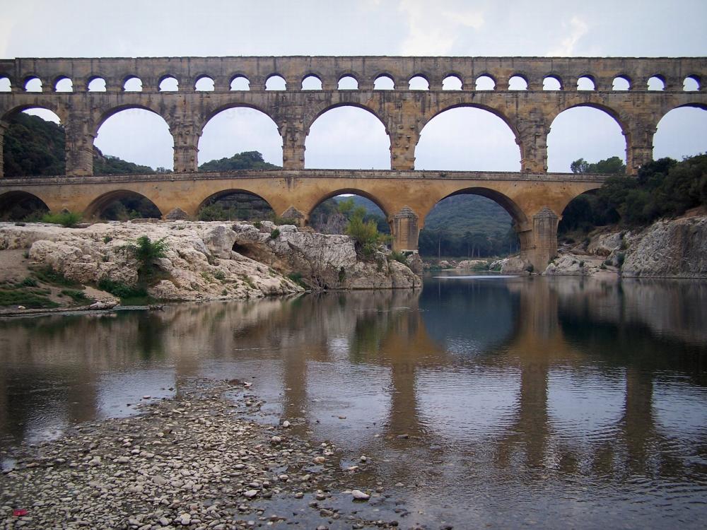 Guide du Gard - Paysages du Gard - Pont du Gard : pont-aqueduc romain (monument antique) à trois étages (niveaux) d'arcades (arches) enjambant la rivière Gardon ; dans la commune de Vers-Pont-du-Gard