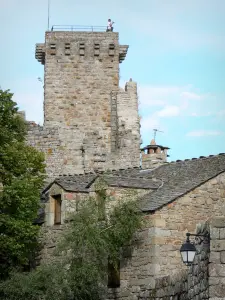 La Garde-Guérin - Torre di Guardia (prigione medievale del castello) e Stone Village casa fortificata, la città di Prevencheres, nel Parco Nazionale delle Cévennes