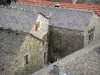 La Garde-Guérin - Uitzicht op de daken van huizen in het middeleeuwse dorp