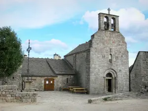 La Garde-Guérin - Facciata della chiesa romanica di Saint-Michel