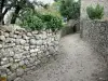 La Garde-Guérin - Promenade dans le village fortifié
