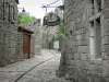 La Garde-Guérin - Ruelle pavée bordée de maisons en pierre
