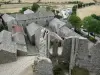 La Garde-Guérin - Uitzicht op de overblijfselen van het statige huis en de daken van huizen in het middeleeuwse dorp