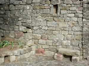 La Garde-Guérin - Panchetta e facciata in pietra
